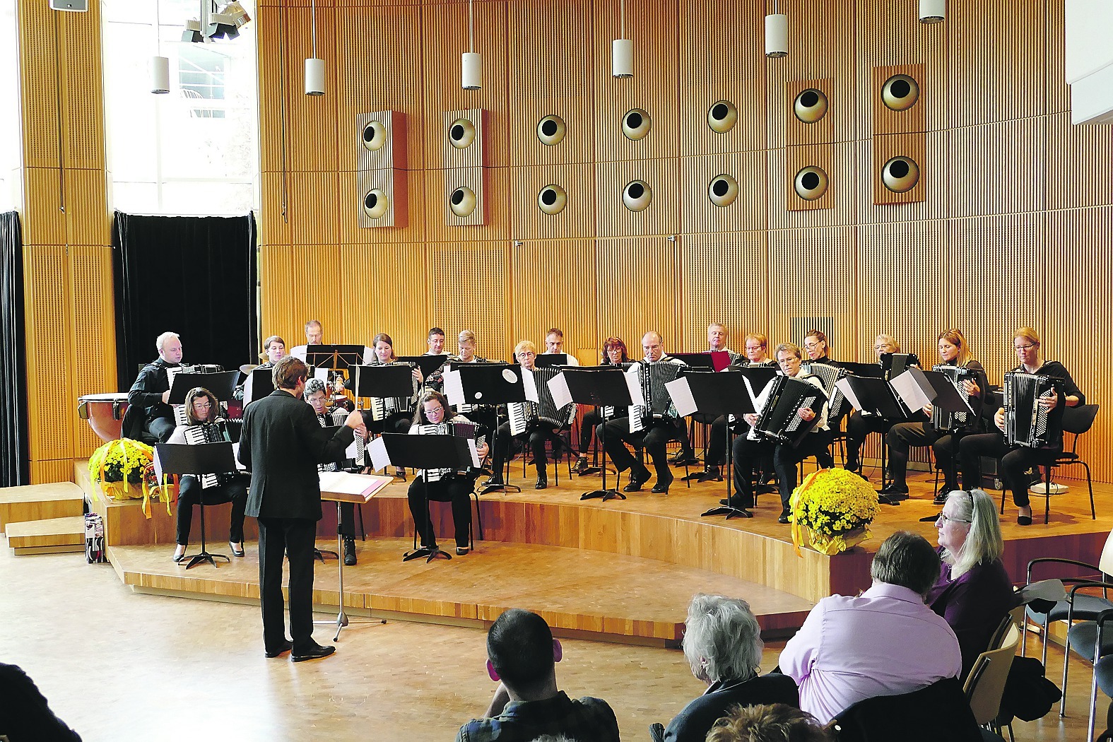 Gemeinsames Konzert: die Böblinger in Schwarz (hinten), vorn die Sindelfinger in Weiß. Martina Appel sitzt vorn in der Mitte.  Bild: Lück