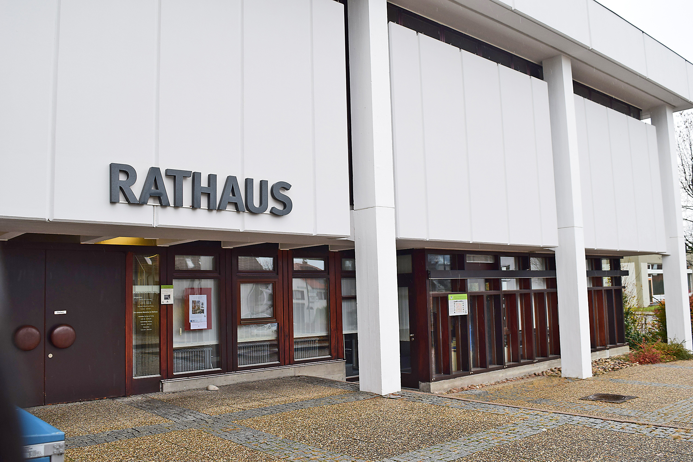 Im Schönaicher Rathaus stehen arbeitsintensive Zeiten an: Der Gemeinderat verabschiedete am Dienstag den Haushalt für 2021, der Rekord-Investitionen in Höhe von rund 12,8 Millionen Euro vorsieht. Bild: Hamann