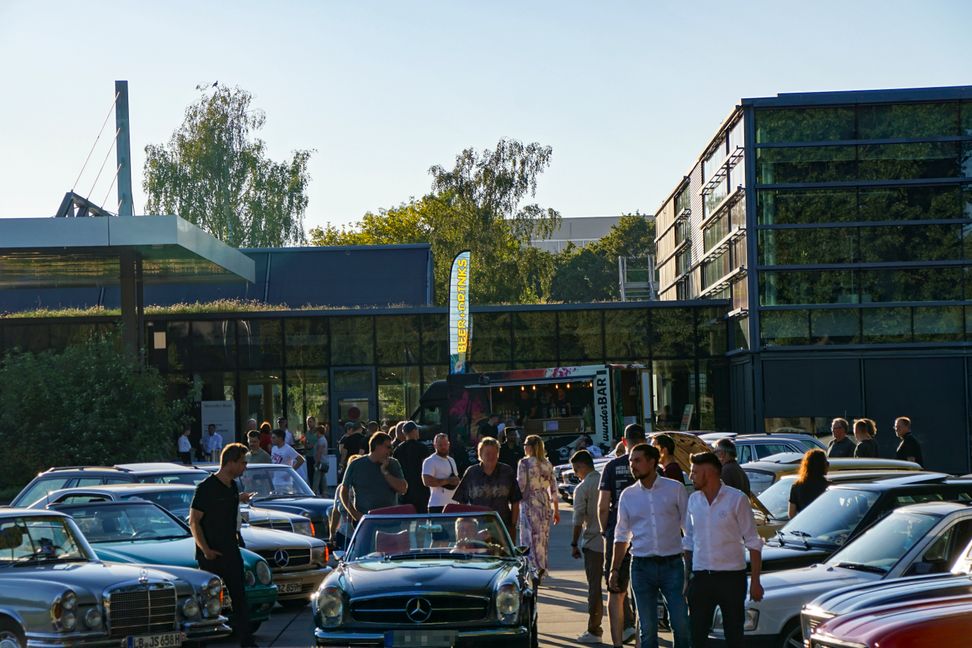 Im Kundencenter des Sindelfinger Mercedes-Benz-Werks hieß es „Classics & Coffee“. Das Oldtimer-Treffen findet seit 2015 von April bis Oktober jeden Sonntag beim Mercedes-Museum in Stuttgart statt.   Bild: Dettenmeyer