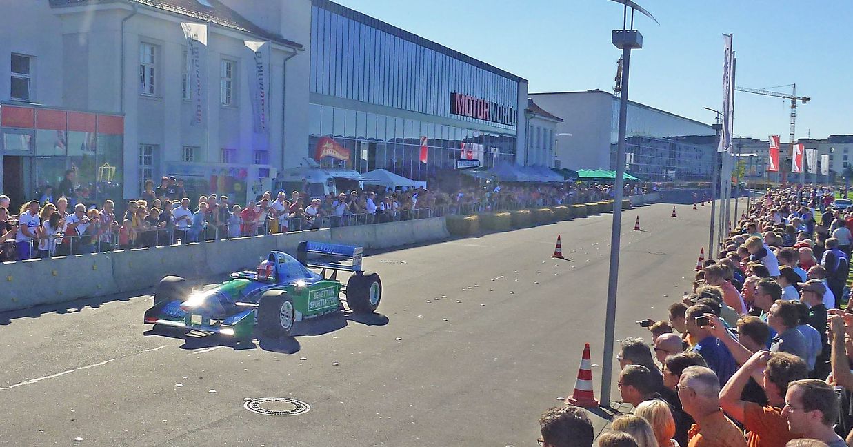Sternstunde der Motorworld: Über 20 000 Zuschauer bestaunen, wie Michael Schumachers erstes Weltmeisterauto, der Benetton Ford B 194-5, über das Flugfeld brettert.Bild:Weigl/z