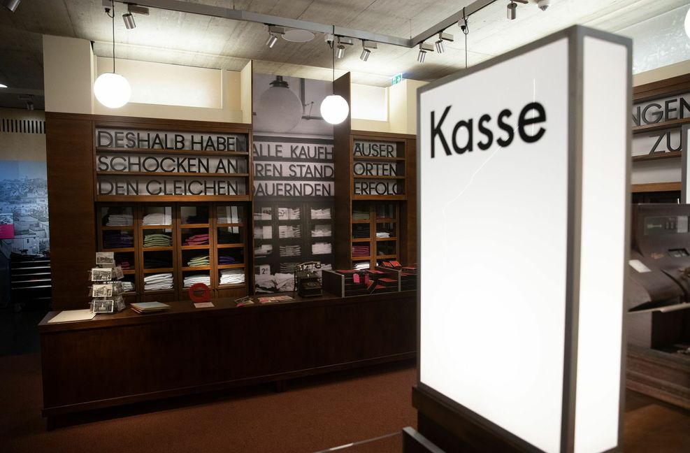 In der Ausstellung im Stadtpalais kann man wie ein Kunde das Sortiment des Kaufhaus Schocken begutachten.