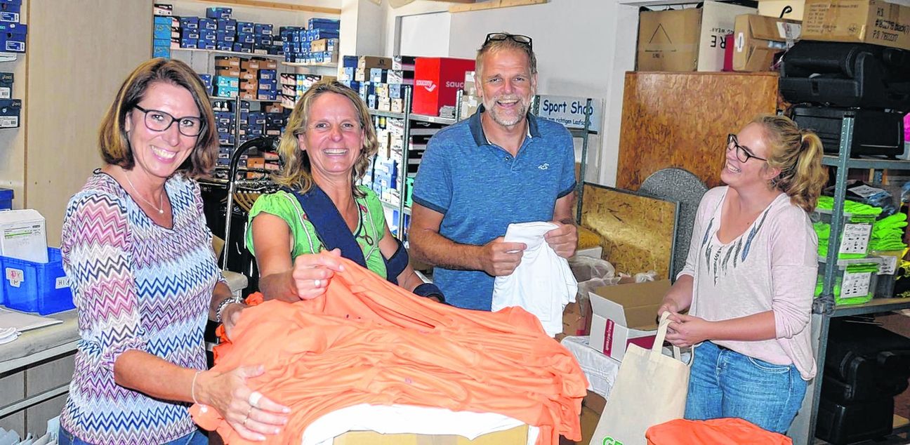 Hinter den Kulissen gibt es Arbeit ohne Ende. Elke Gangl, Karen, Axel und Franziska Stahl sortieren Lauf-Shirts (von links). Bild: Wegner