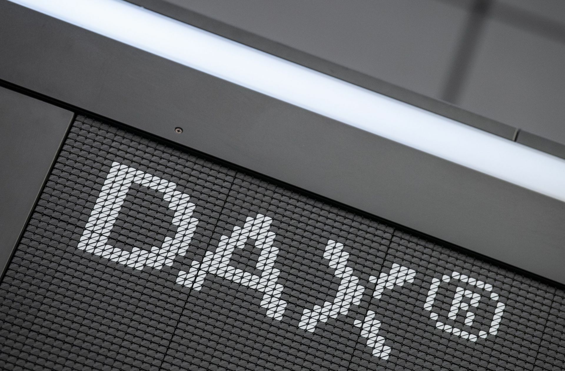 Der Deutsche Aktienindex (Dax) ist wieder unter die Marke von 14 000 Zählern gerutscht.