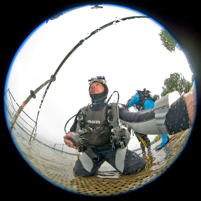 Auch so geht Selfie: Ludwig Migl (vorn) und Dieter Grund tauchen nach dem Shooting wieder auf.Bild: Migl
