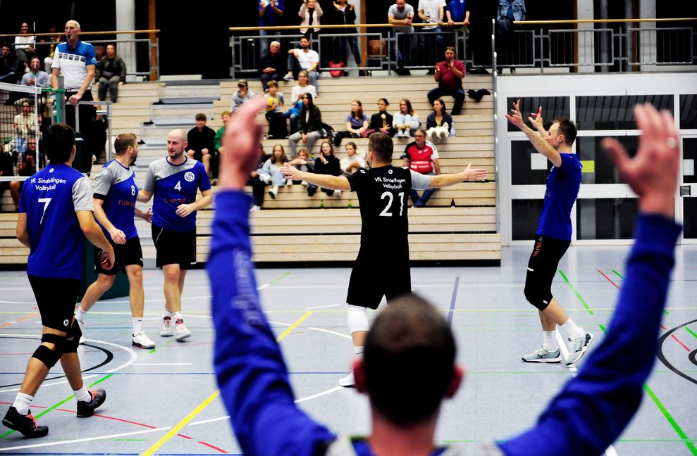 Kollektives Aufatmen bei den Sindelfinger Volleyballern nach dem Sieg in Ulm. Bild: photostampe