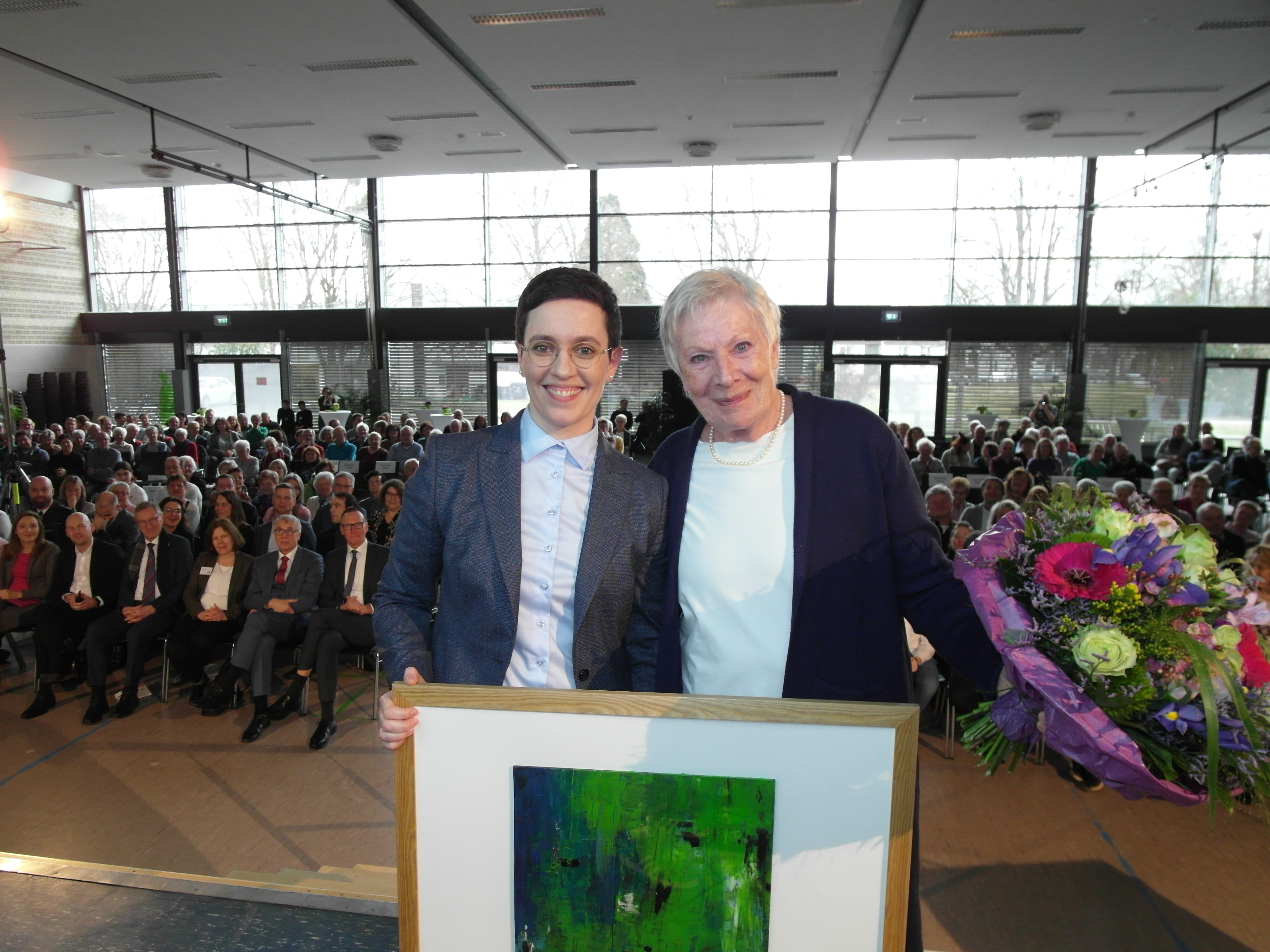 Beim ersten Schönaicher Neujahrsempfang begrüßte Bürgermeisterin Anna Walther (links) über 300 Gäste in der Gemeindehalle und übernahm symbolisch die Trägerschaft der Kunst- und Werkschule Schönaich von der langjährigen Rektorin der Johann-Bruecker-Grundschule Anne Binder (rechts). Bild: Staber