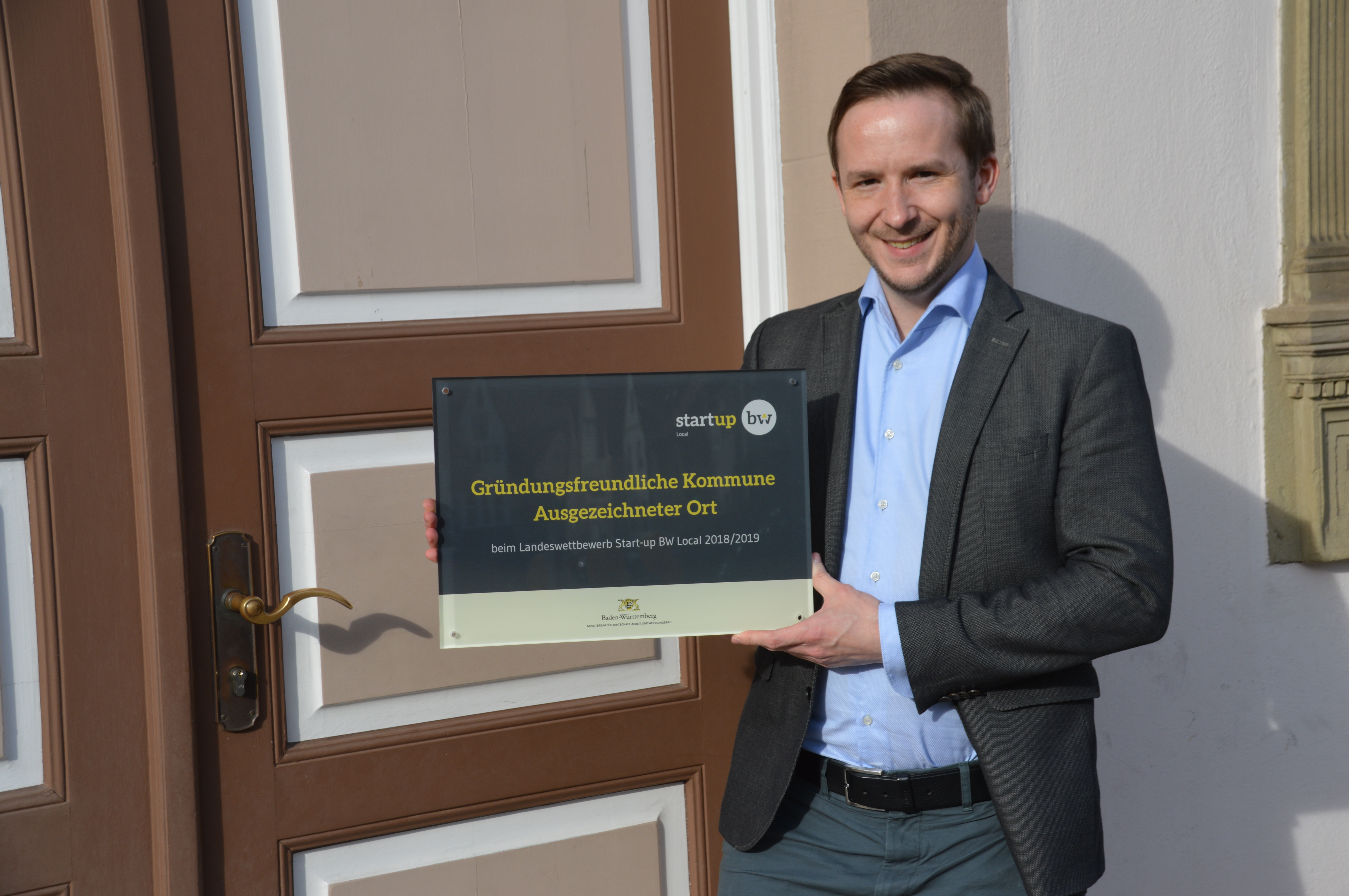 Bürgermeister Florian Glock ist stolz auf die Auszeichnung. Magstadt gewann den Landeswettbewerb Gründungsfreundliche Kommune in der Kategorie der Gemeinden. Bild: Reichert