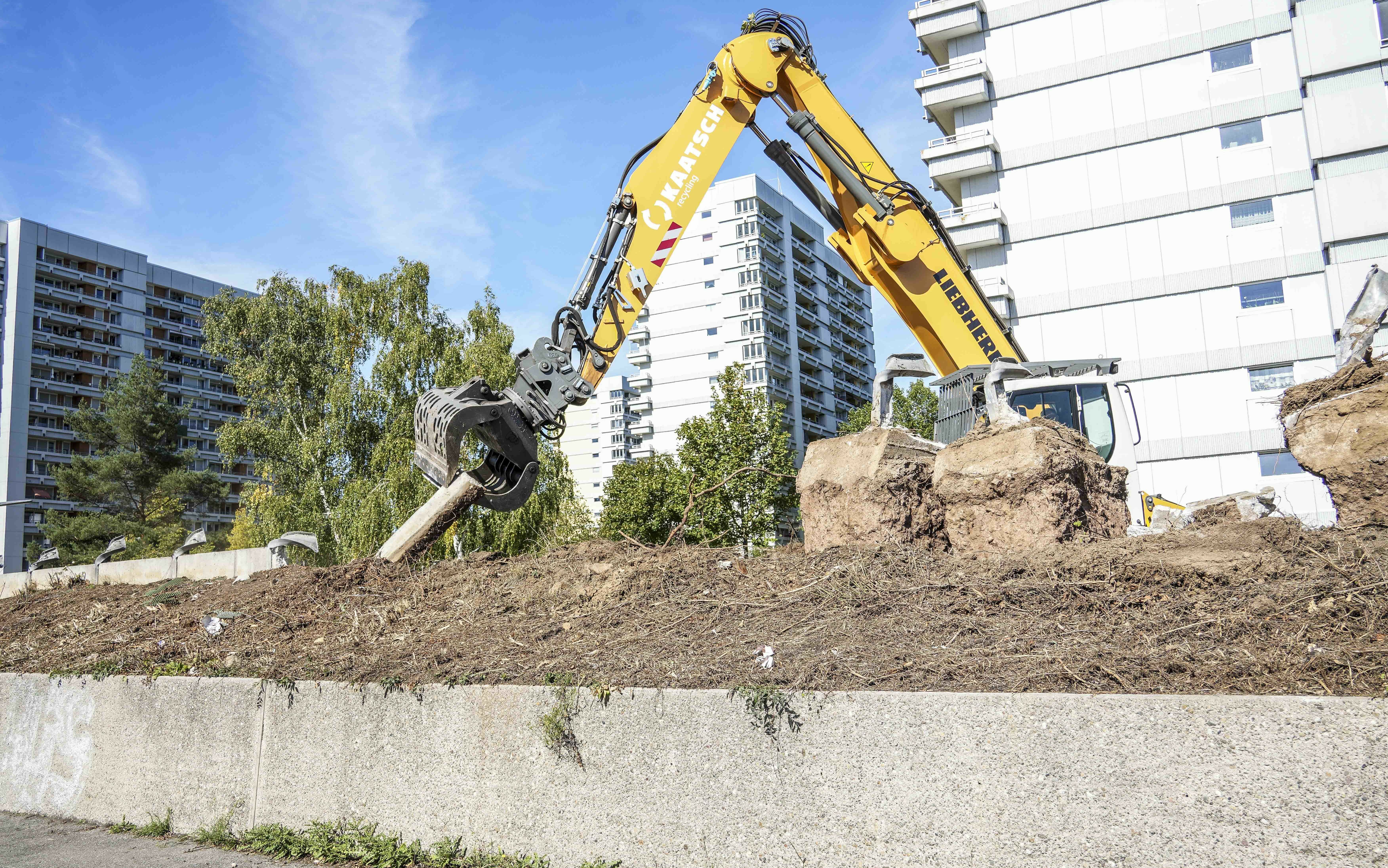 Der Bagger beißt ins Fundament, der Wand geht es an die Wurzeln.     Bild: Dettenmeyer