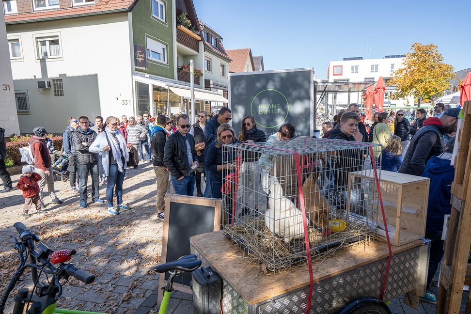 Lange Menschenschlange auf dem Ernst-Bauer-Platz in Renningen vor dem Stand des Biohofes Zimmermann.        Bild: Richter