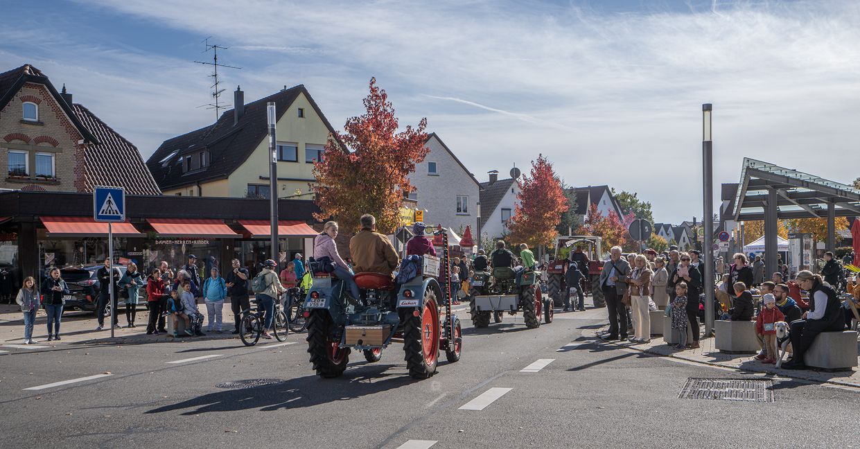 Mit einem Traktorenumzug durch Renningen begann der verkaufsoffene Sonntag.            Bild: Richter
