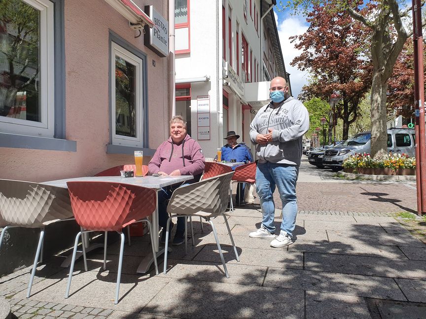 Von sieben Tischen sind zwei übrig geblieben. Nikolaos Engonidis (rechts): "Der Außenbereich ist für mich überlebenswichtig. Ich bin sowieso absolut am Limit, meine Reserven sind aufgebraucht." Bild: Wegner