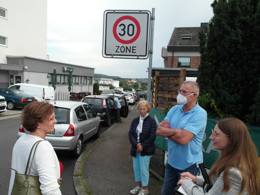 Ortstermin in Dagersheim (von links): Ordnungsamtsleiterin Gisa Gaietto, Irmgard Hoischen, Andreas Epple und Ortsvorsteherin Alessandra Hütter. Bild: Staber