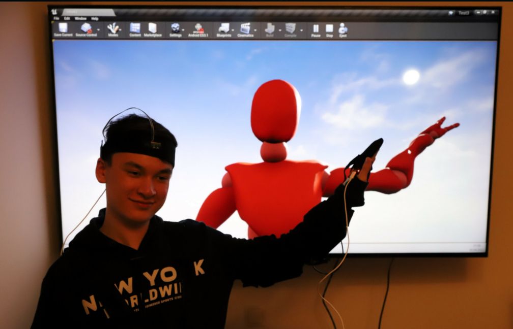 Felix Buchta vor seinem Avatar. Bild: z