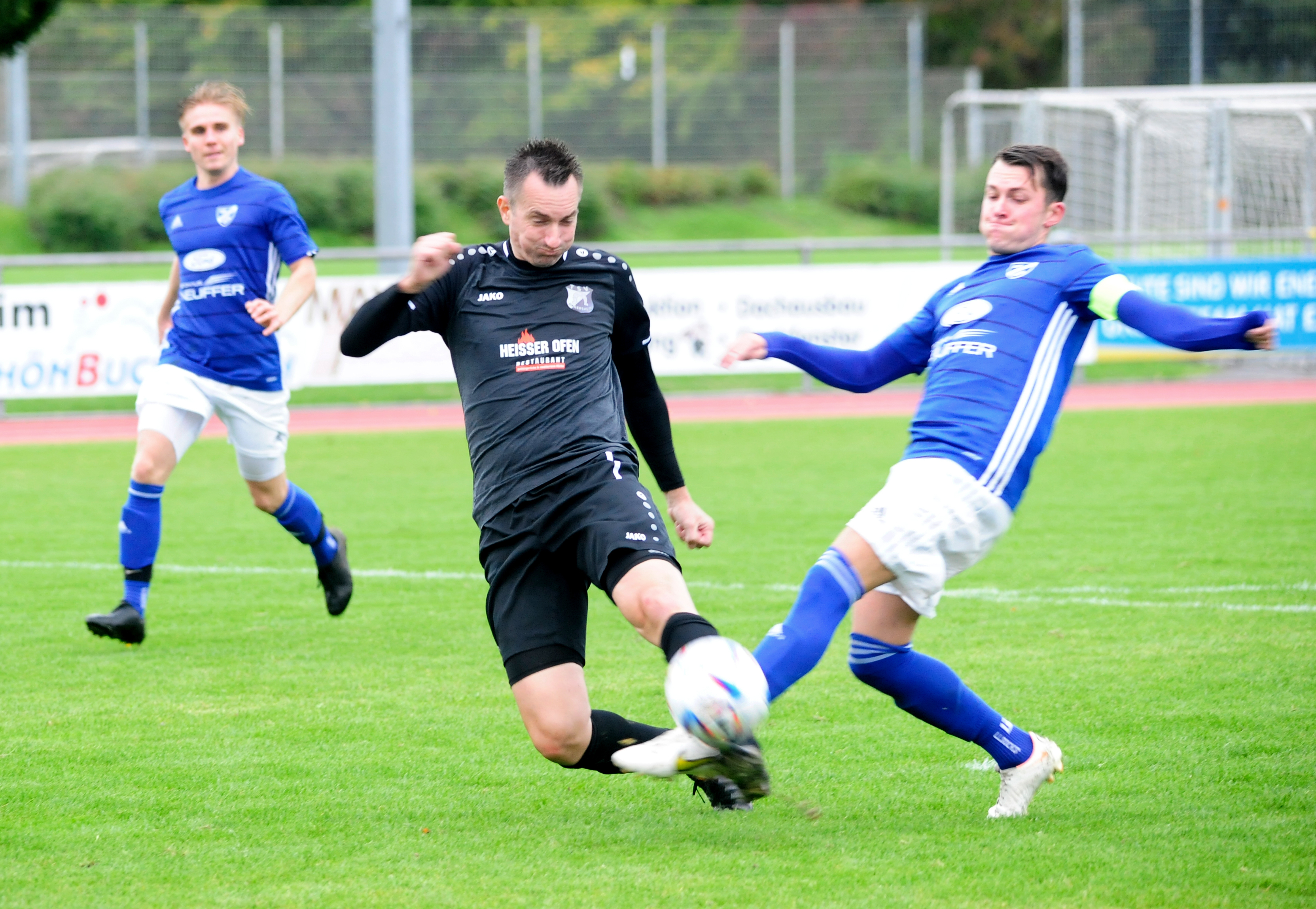 Dagersheims Torschütze Denis Damrat (links) und der  Kuppinger Marius Kudler. Bild: photostampe