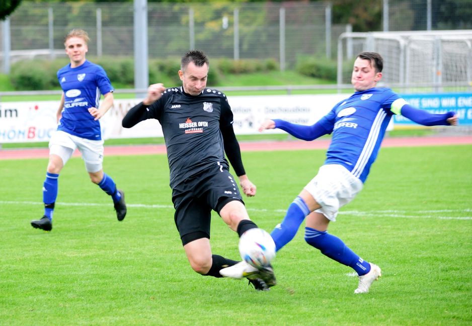 Dagersheims Torschütze Denis Damrat (links) und der  Kuppinger Marius Kudler. Bild: photostampe