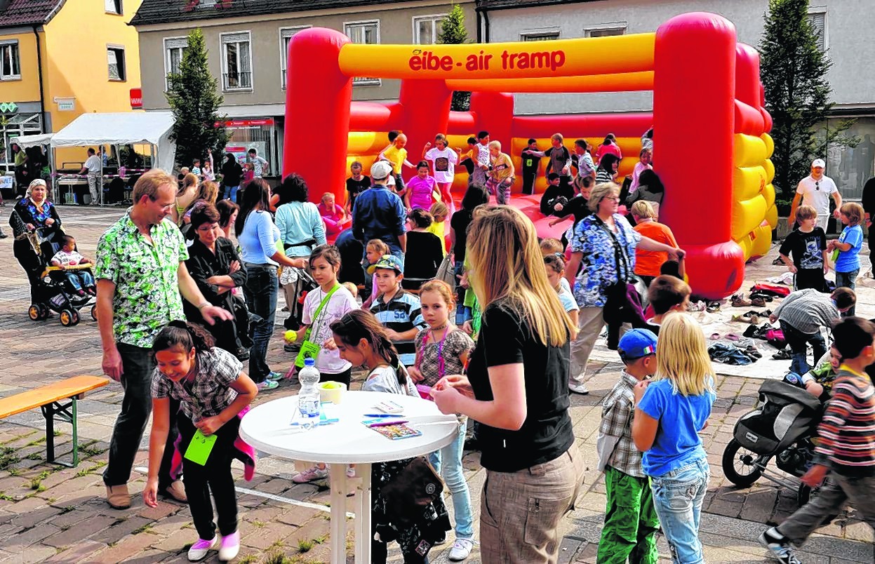 Selten geht es auf dem Böblinger Marktplatz so fröhlich und lebhaft zu wie bei der Kinderolympiade. Morgen, am Donnerstag, findet sie bereits zum zehnten Mal statt. Archivbild: Stampe