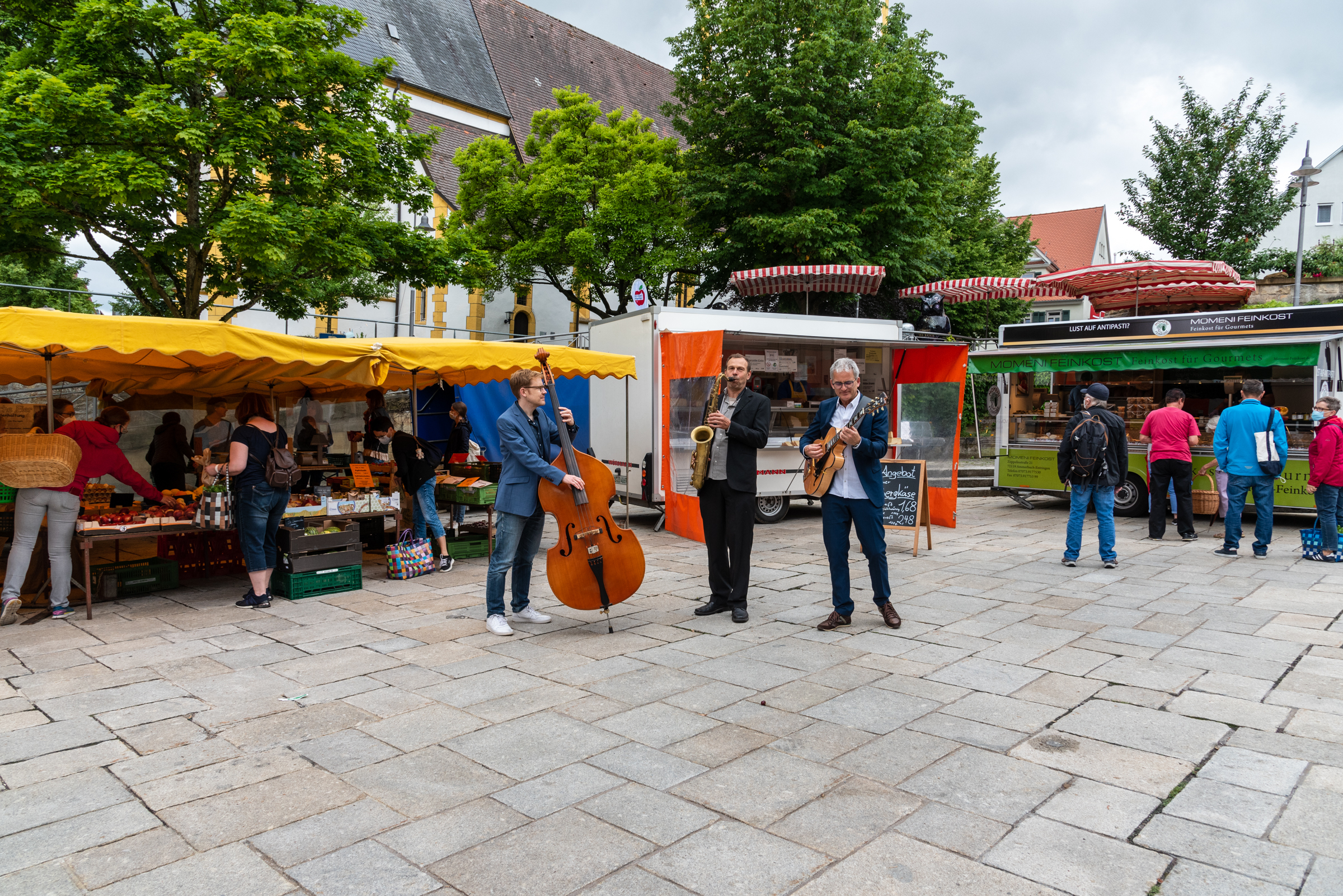 Wochenendeinkauf mit Livemusik. Das Karlsruher Cafehaus-Trio sorgte mit Swing und Jazz für eine stimmungsvolle Atmosphäre. Bild: Nüßle