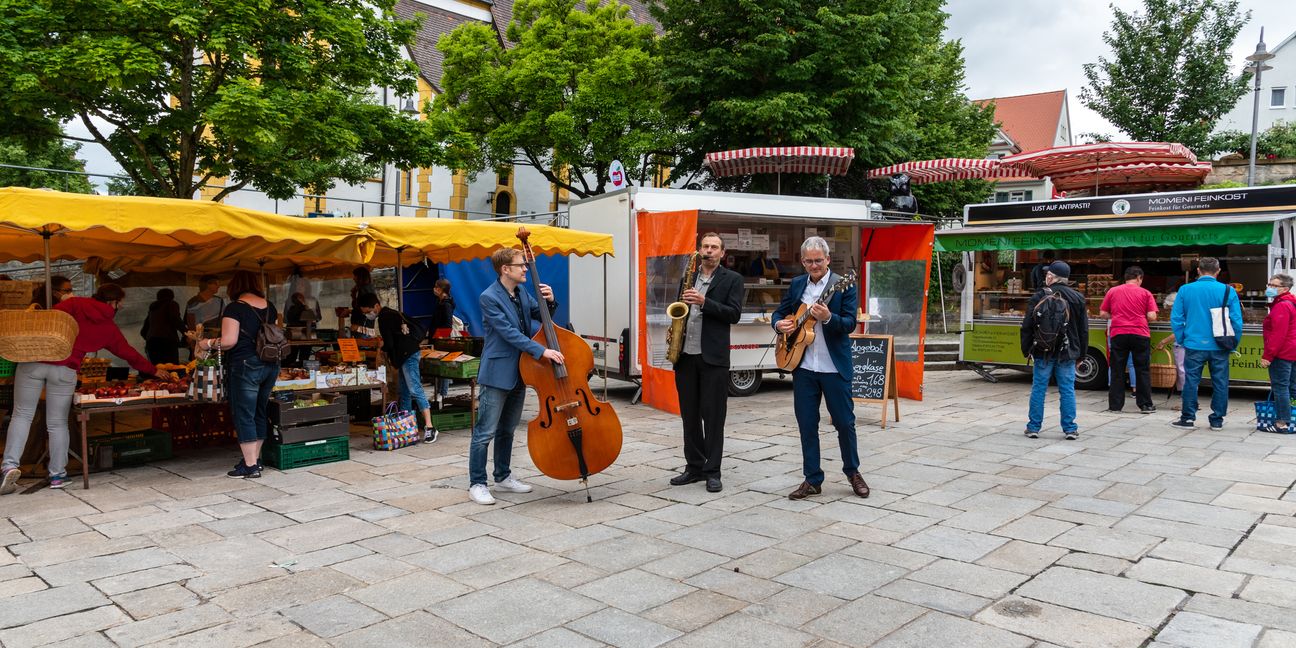Wochenendeinkauf mit Livemusik. Das Karlsruher Cafehaus-Trio sorgte mit Swing und Jazz für eine stimmungsvolle Atmosphäre. Bild: Nüßle
