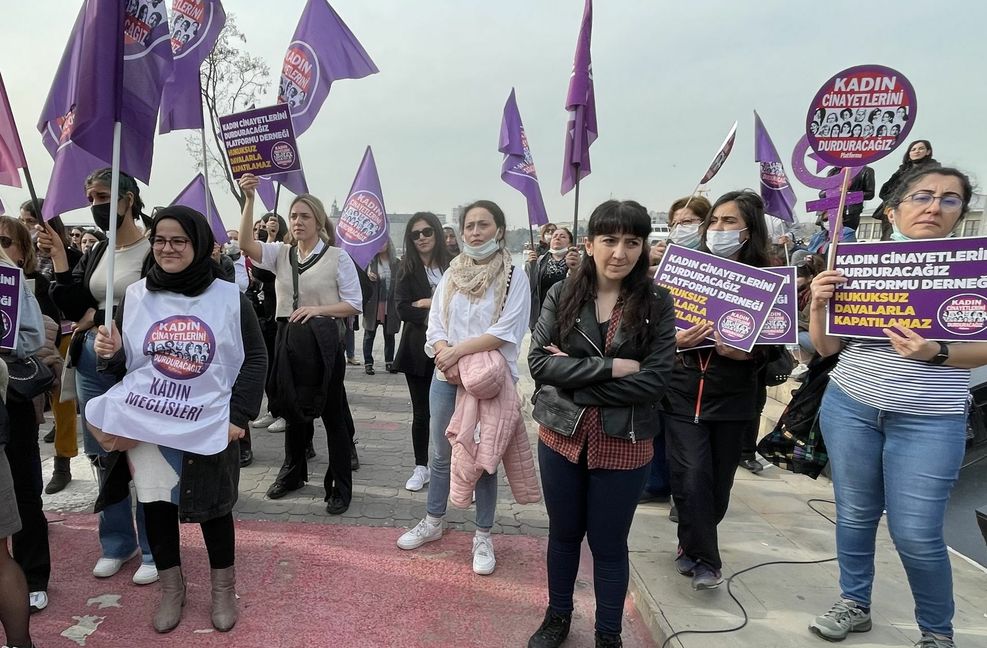 Fidan Ataselim (in schwarzer Lederjacke) bei den Protesten