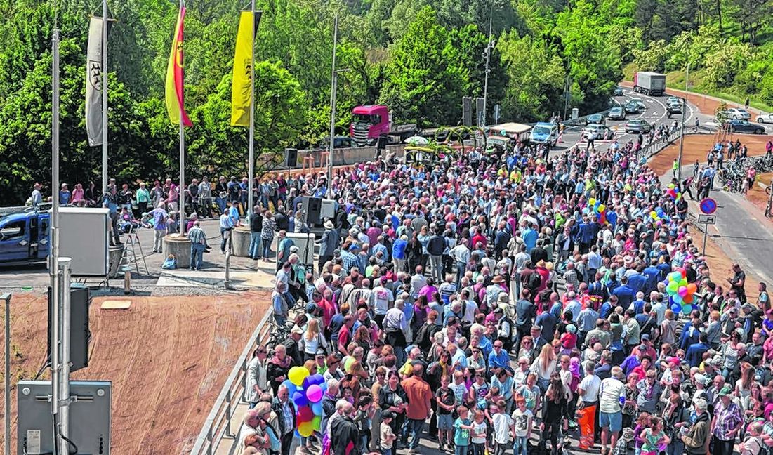 Großer Bahnhof für die Darmsheimer Nordumfahrung: Zur Verkehrsfreigabe strömten die Massen. Willi Richters Traktor war das erste Fahrzeug, das nach der offiziellen Eröffnung den Tunnel durchfahren hat. Bilder: Stampe