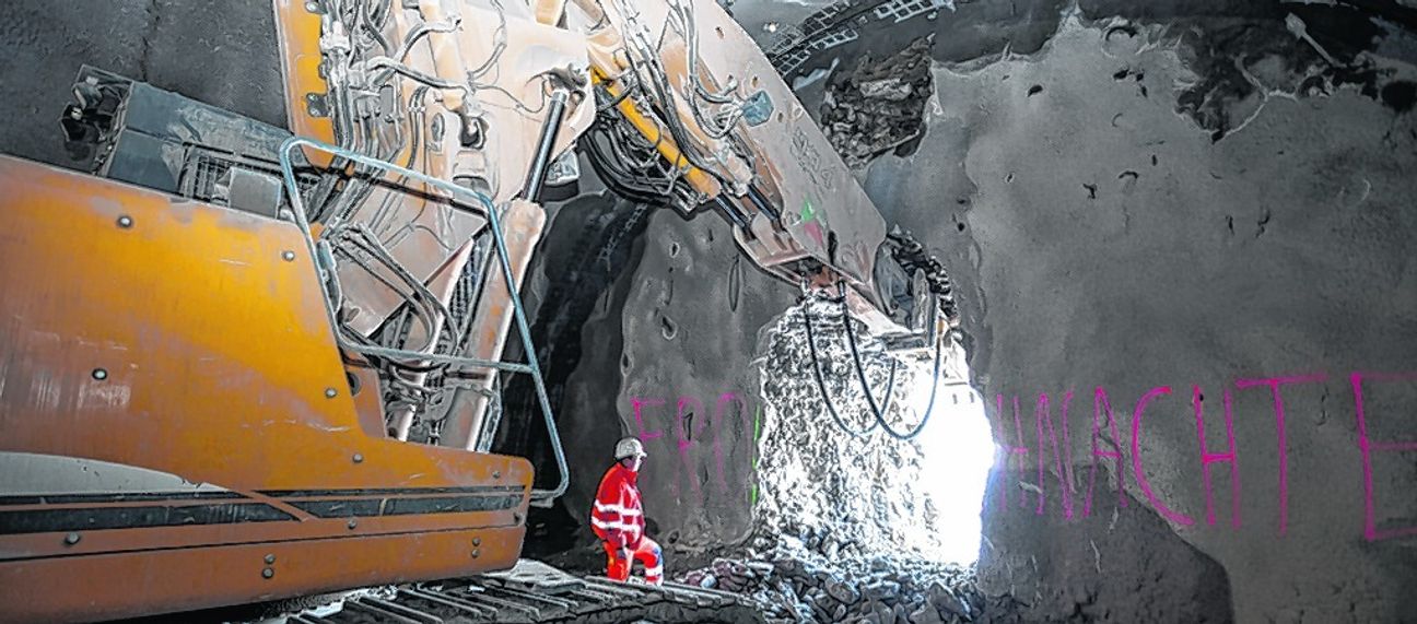 18. Mai 2015: Der Tunnelanschlag. Tunnelpatin Beate Meyer bei der ersten Sprengung.  Bild: Stampe/A