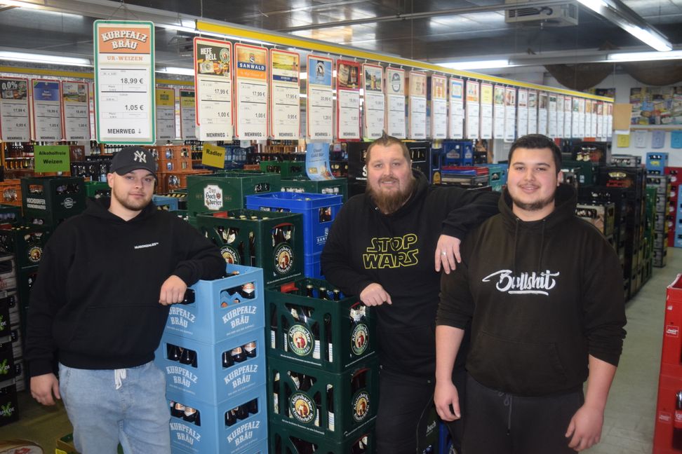 Legen großen Wert auf Regionalität und Nachhaltigkeit bei Getränke Grözinger in Ostelsheim: Geschäftsführer Marco Grözinger (Mitte), Brandon Williamson (links) und Tim Grözinger.