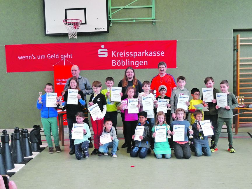 Siegerehrung mit (hintere Reihe von links) Bezirksjugendleiter Dr. Konrad Müller; Curt Weigel, Jugendleiter Schachclub Magstadt und dem Vorsitzenden des Schachclubs Magstadt, Jürgen Lunardi. Bild: Welß