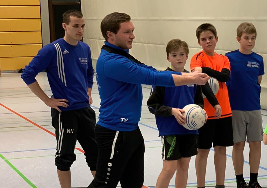 "Faustball ist mein Leben", sagt Thomas Voigt. Deshalb hängt er sich beim TSV Gärtringen voll rein. So wie hier als Trainer in der U12-Jugend, als Co-Trainer der U16 und auch als Spielertrainer bei den Männern. Mit denen will er schnell in die 2. Bundesliga. Bild: Holzapfel