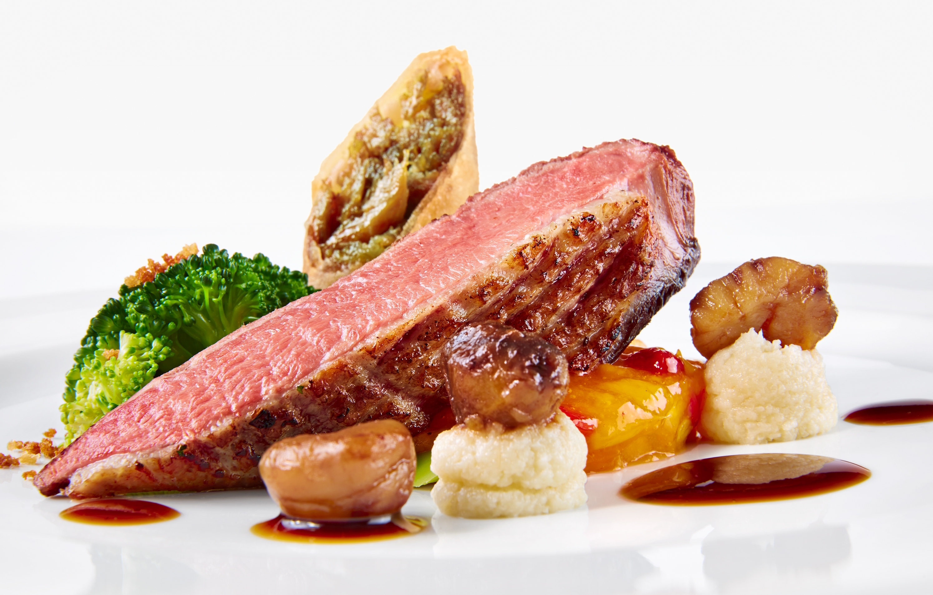 Hauptgang: Duett von der Barbarie-Ente an Birnen-Weinbeeren-Chutney, glacierte Maronen, Brokkoli-Röschen und Gewürzjus. Bild: z