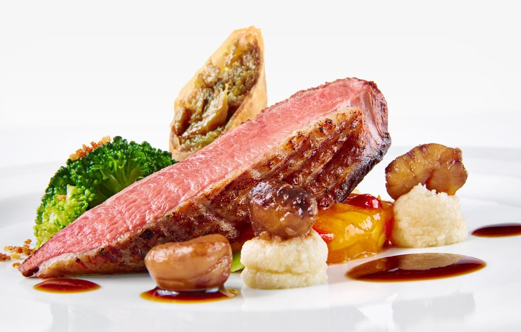 Hauptgang: Duett von der Barbarie-Ente an Birnen-Weinbeeren-Chutney, glacierte Maronen, Brokkoli-Röschen und Gewürzjus. Bild: z