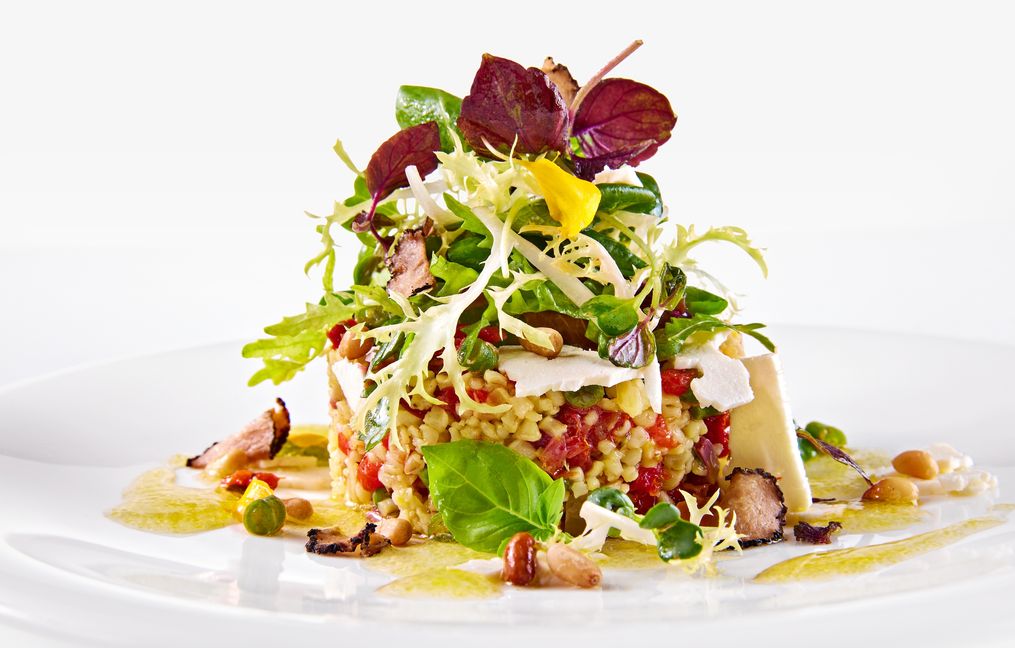 Vorspeise: Getrüffelter Bulgursalat mit Fetakäse, Kräutersalat mit gerösteten Pinienkernen. Bild: z