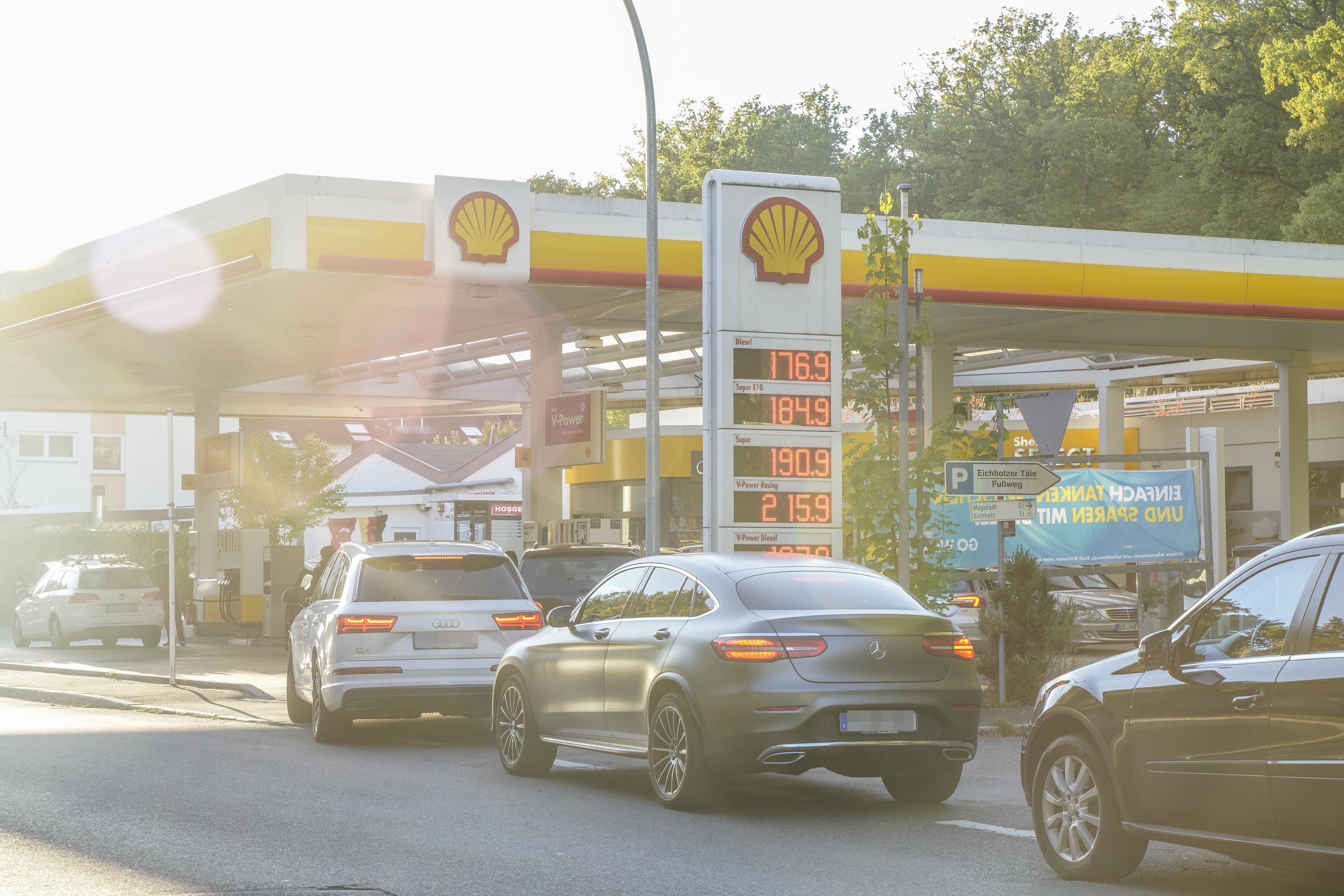 Sonnige Zeiten für viele Autofahrer am Freitagabend: Für wenige Stunden sank der Dieselpreis auf 1,76 Euro. Bis Samstagmorgen waren die Preise aber schon wieder gestiegen, am Montagmittag kostete ein Liter 2,07 Euro. Was zu diesen Preisunterschieden geführt hat, bleibt rätselhaft. Bild: Dettenmeyer