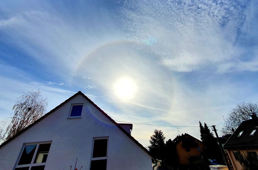 SZ/BZ-Leserin Andrea Babel hat in Maichingen die Sonne samt Halo-Effekt eingefangen.


Bild: z