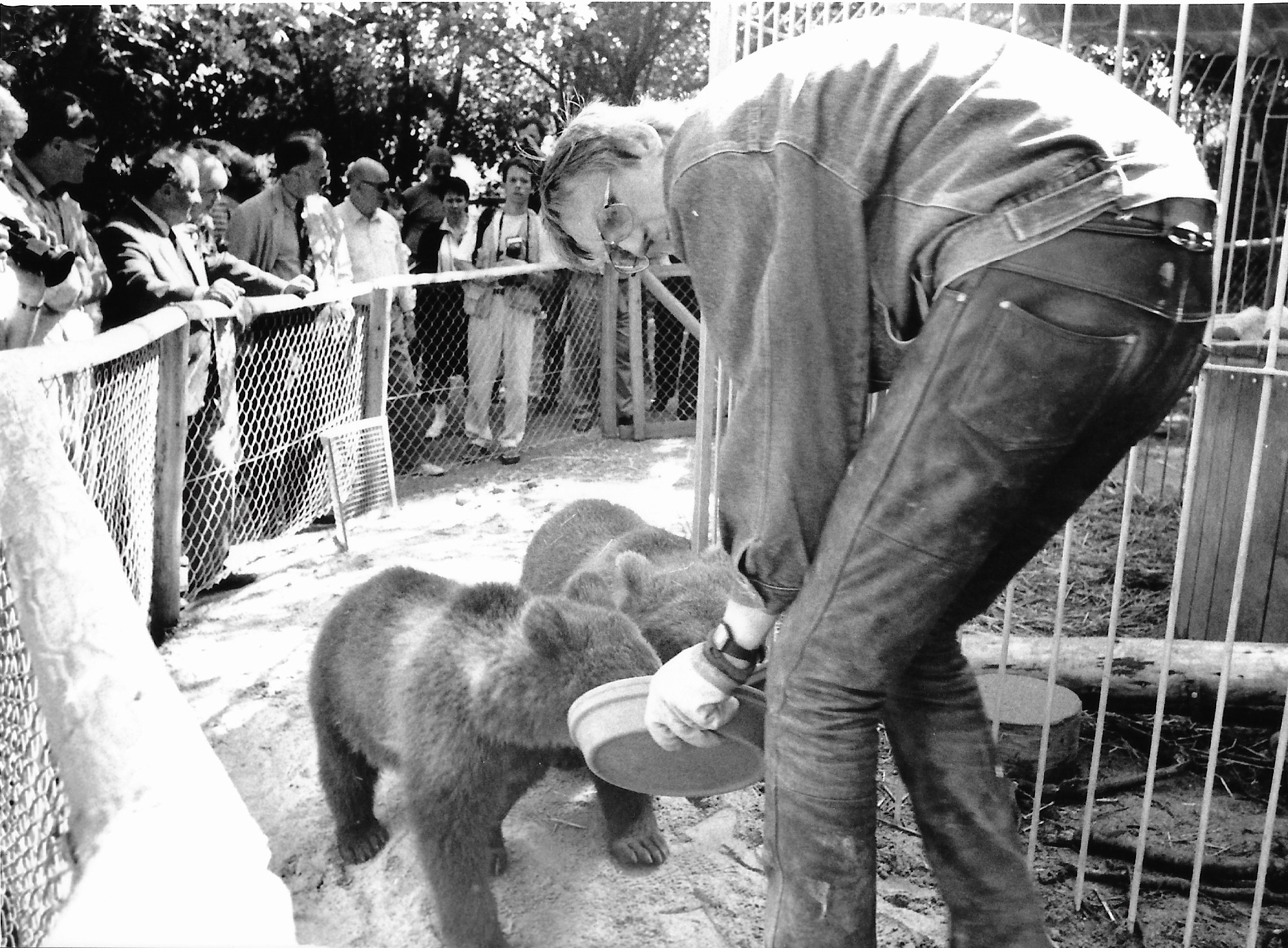 Der Sindelfinger Karl-Heinz Boeck kümmert sich 1990 um die drei Bären, die als Geschenk aus Torgau zur Landesgartenschau ein halbes Jahr im Sommerhofenpark leben.      Bild: Stampe/Archiv P. Bausch