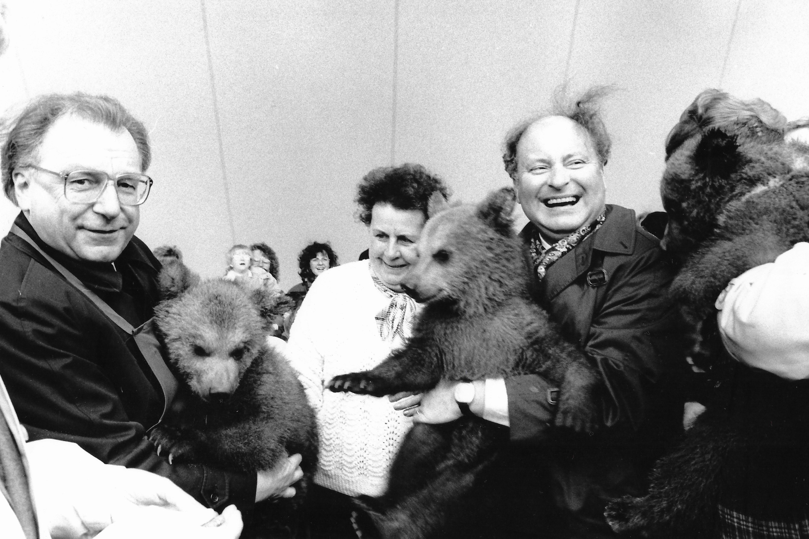 Lothar Späth (links), der damalige Ministerpräsident, und Dr. Dieter Burger (rechts), der Oberbürgermeister Sindelfingens, präsentieren bei der Eröffnung der Landesgartenschau 1990 das Bären-Trio aus Torgau.     Bild: Stampe/Archiv P. Bausch