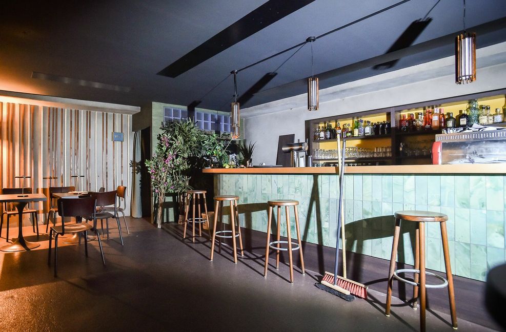 In der neuen Bar ist es sehr dunkel, wenn die Scheinwerfer und Kameras aus sind.