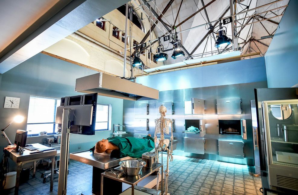 Original und gebraucht: Blick in die Pathologie der „Soko Stuttgart“.  Die Leiche auf dem Tisch ist eine Puppe.