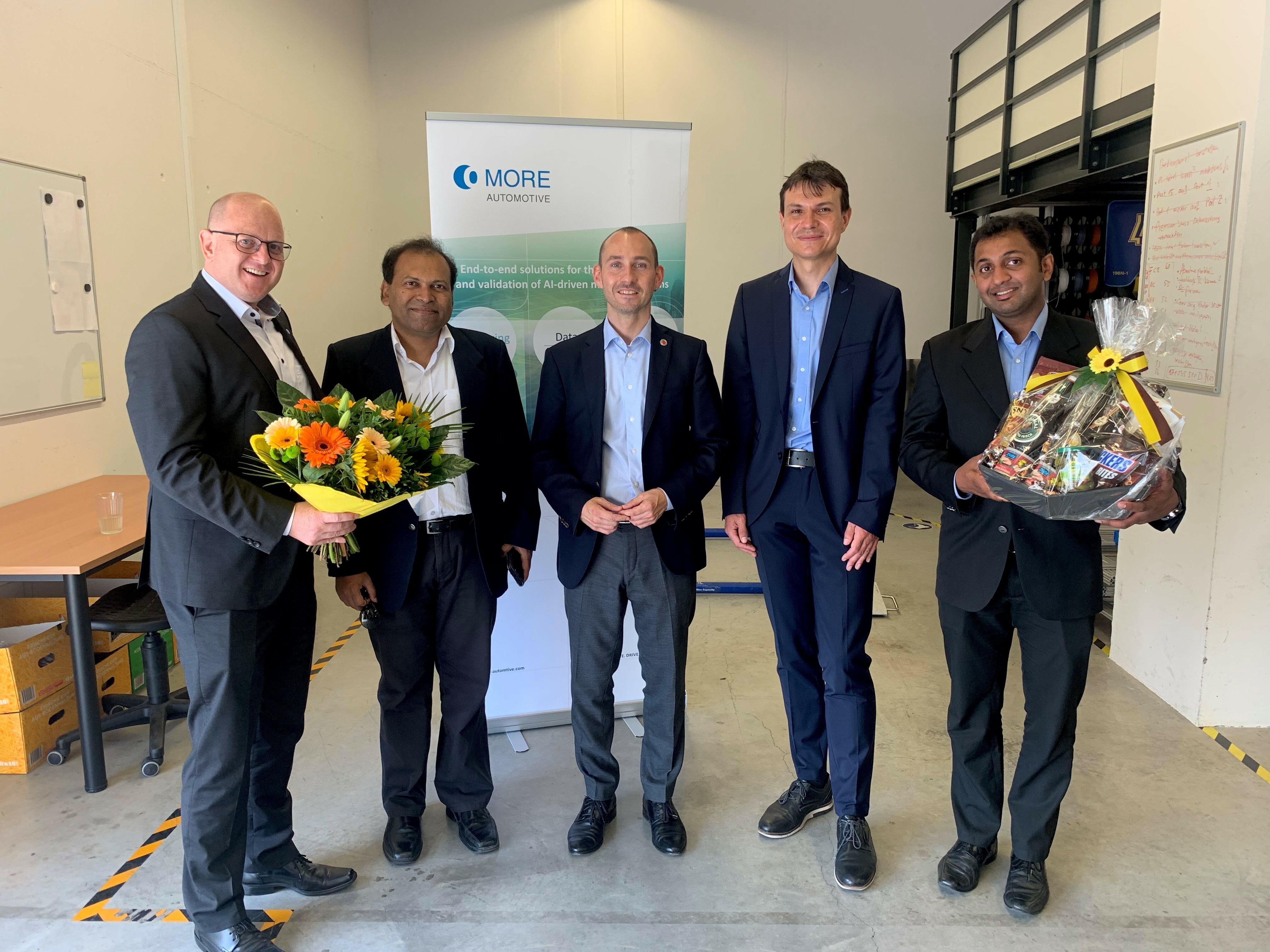 Die Verbindungen sollen enger werden (von links): Gregor Matenaer (geschäftsführender Gesellschafter, CMORE Automotive), Sugandh Rajaram, Dr. Stefan Belz, Tobias Hackmaier (Referat für Wirtschaftsförderung, Stadt Böblingen), Roshan Muthaiya (Head of R&D India, CMORE Automotive). Bild: z
