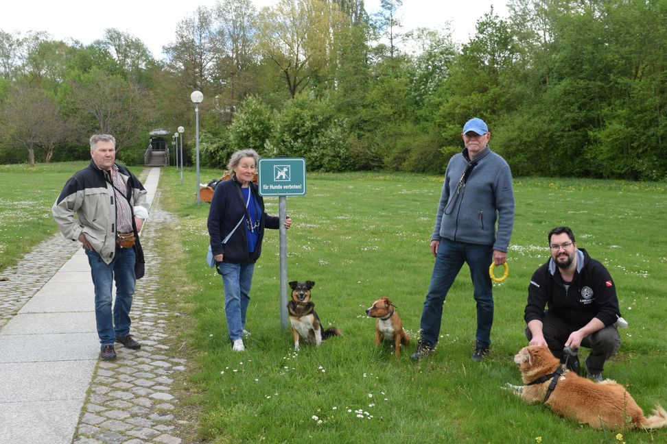 Vor einem Verbotsschild im Sommerhofenpark (von links): Waltraud Sabo mit Monti, Claus  Töpfer mit Ajax und Nico Christl mit Thaddäus. Bild: Krauter