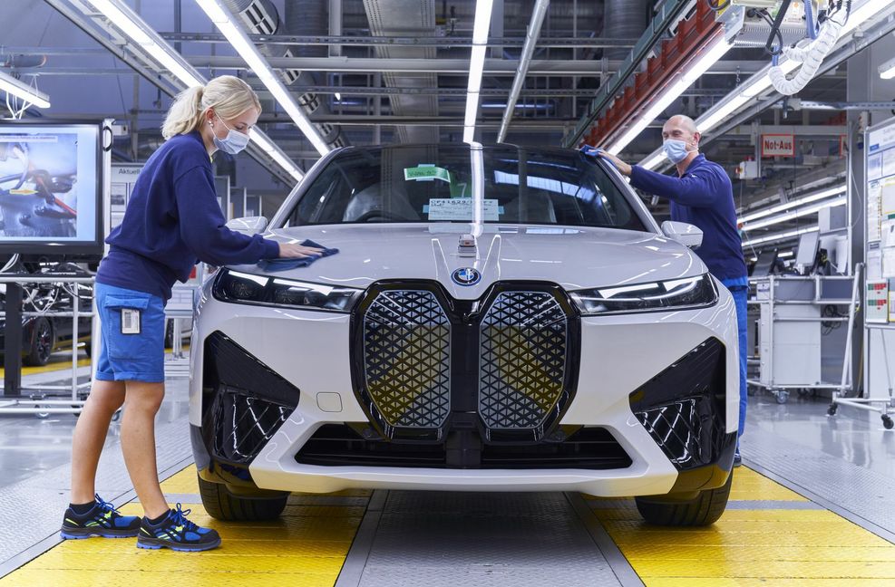 Im Elektrogeländewagen iX  – hier die Produktion im Werk Dingolfing – sehen die Münchner ihr neues Technologieflaggschiff
 Foto: BMW