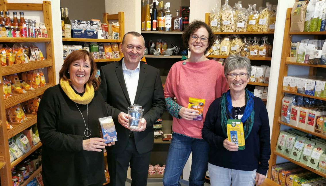 Nicht nur Kunden - auch die Verkäuferinnen haben ihre Lieblingsprodukte. Von links: Waltraut Soja, Thilo Schreiber, Dr. Sonja Nolte, Hildegard Hornung.