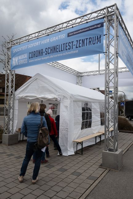 Auf dem Parkplatz der Edeka-Märkte in Ehningen (Foto) und Dagersheim kann man sich jetzt mittels Spucktests auf Corona testen. Bild: Nüßle