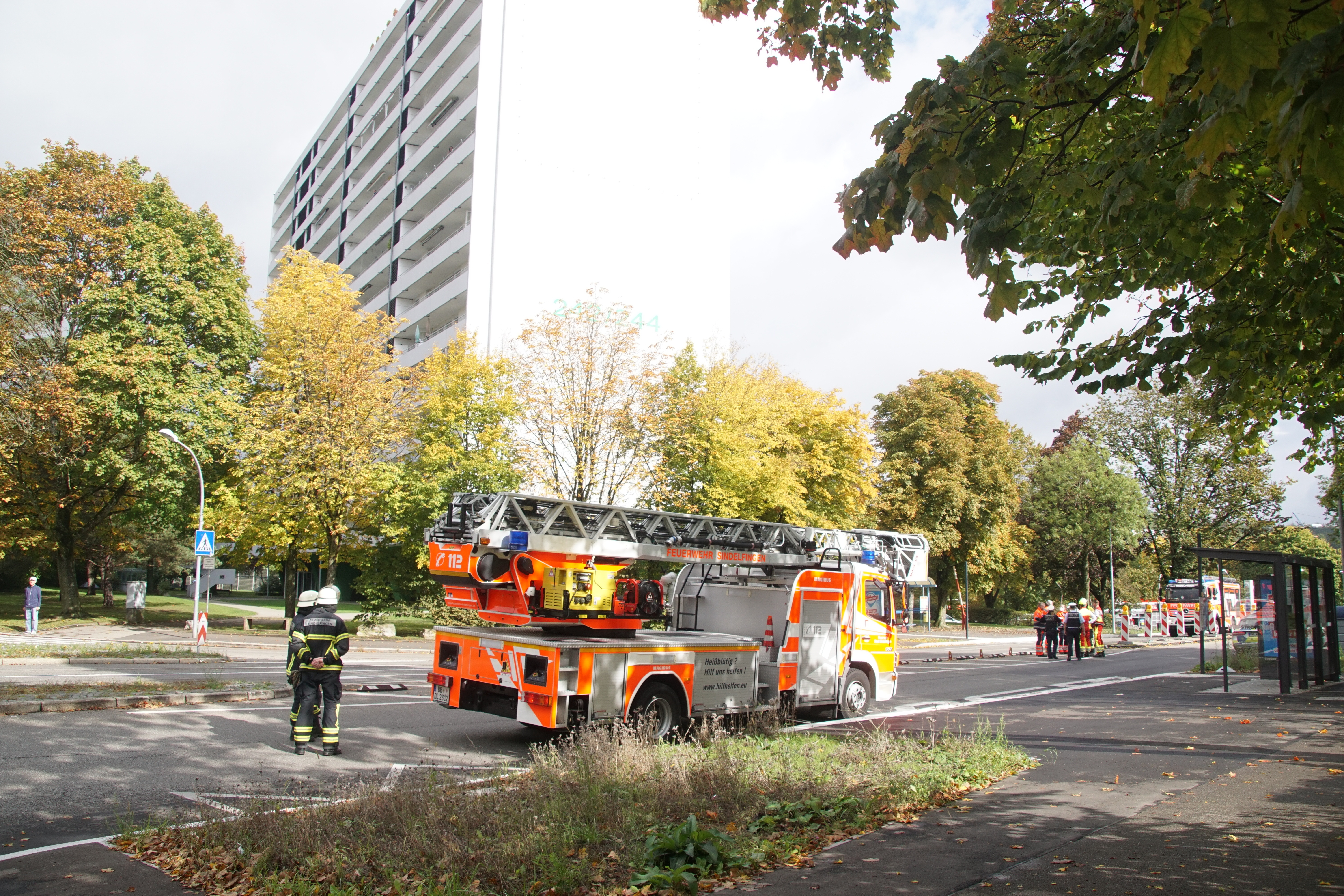 Großeinsatz von Rettungskräften am Montagmorghen nach Brand-Alarm aus einem Hochhaus in der Sommerhofenstraße. Bild: SDMG/Dettenmeyer