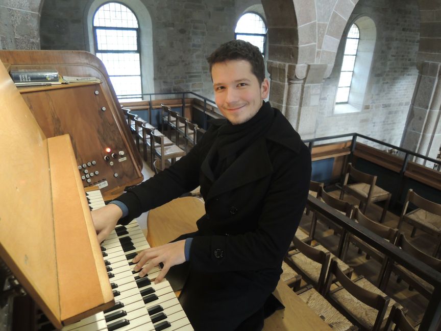 Bezirkskantor Daniel Tepper freut sich schon auf die anstehende 32. Orgelreihe in der Sindelfinger Martinskirche. Er bildet gemeinsam mit Kulturamtsleiter Markus Nau und Christine von Rekowski-Santos das Organisationstrio. Bild: Heiden/Archiv