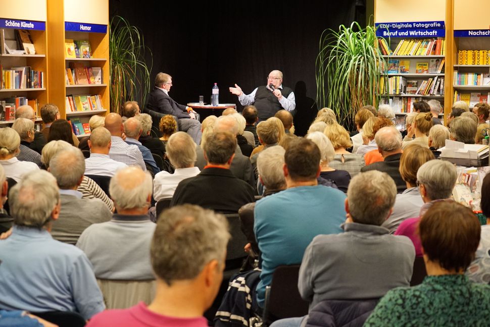 Recht und Sicherheit in der demokratischen Gesellschaft – darüber sprach SZ/BZ-Chefredakteur Jürgen Haar in der Buchhandlung mit Prof. Dr. Thomas Fischer. Der ehemalige Richter am Bundesgerichtshof hat ein Buch „Über das Strafen“ geschrieben  (Bild: Heiden).