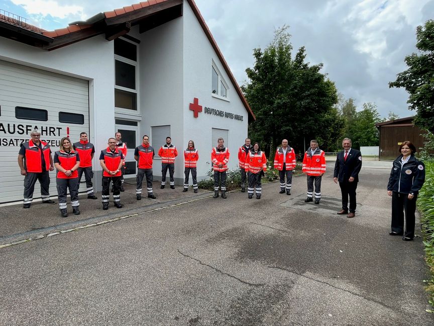 Dank an DRK-Einsatzkräfte (von rechts): Birgit Bux, Michael Steindorfner, Peter Neumann, Anders Kuhn, Aline Bittler, Rainer Wallenta, Steffen Widmaier, Hanna Kayser, Nico Niethammer, Daniel Bork, Marvin Albrecht, Guido Wenzel, Thomas Schilling, Sophie Mahr und Reiner Supper. Bild: z