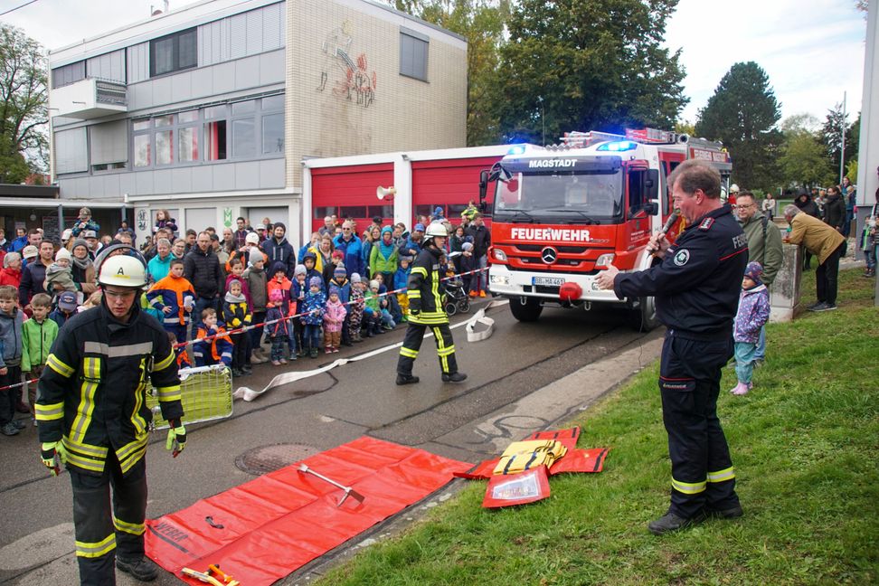 erläutert vielen neugierigen Besuchern die Schau-Übung einer neunköpfigen Löschgruppe unter Leitung von Gruppenführer Florian
Oerthle Bild: Dettenmeyer