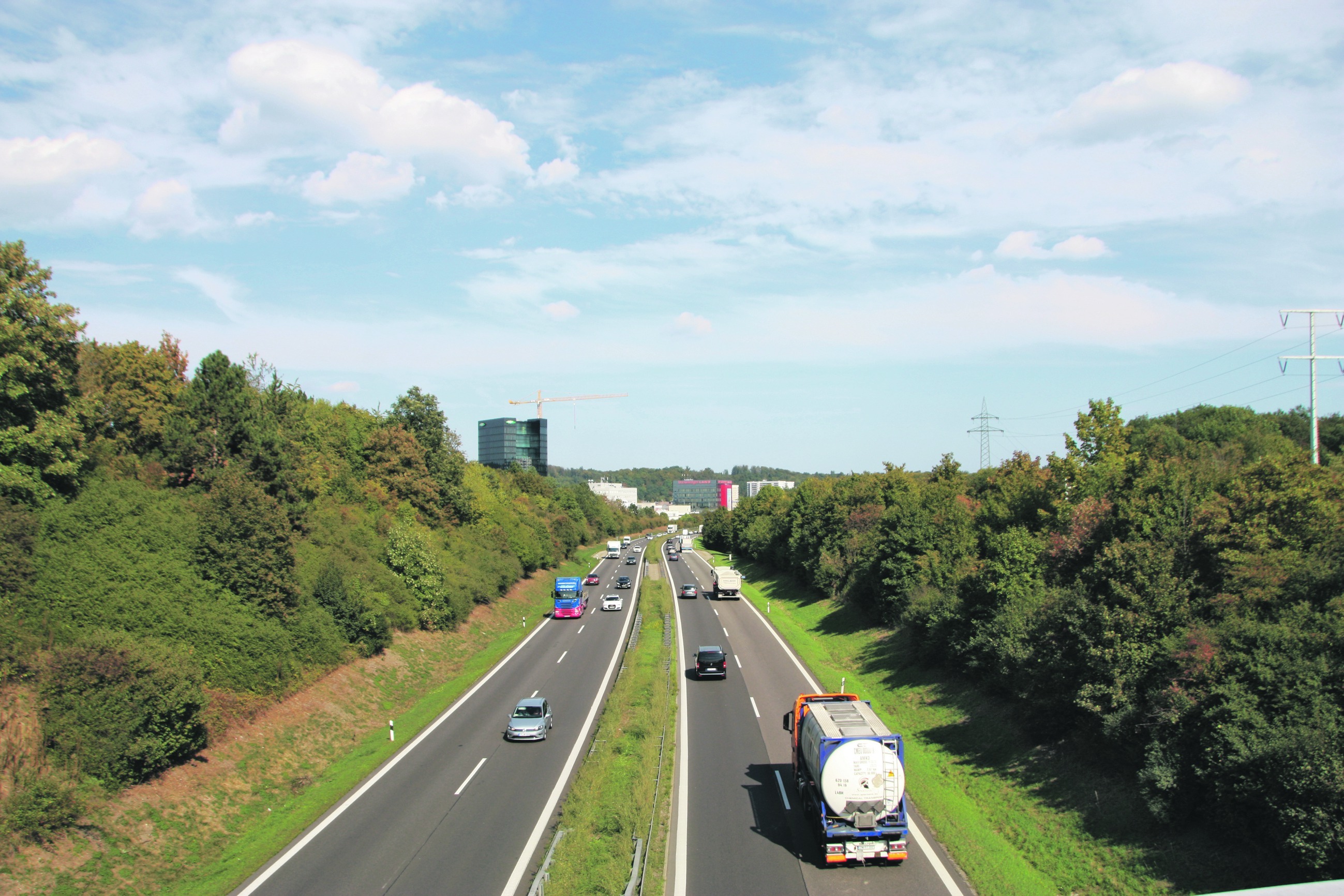 Noch weitet sich der Himmel über der Autobahn-Trasse zwischen dem Goldberg auf Sindelfinger und dem Unteren Lauch auf Böblinger Seite. Geht alles glatt, ist in 6 bis 7 Jahren der Deckel drauf. Bild: Jung