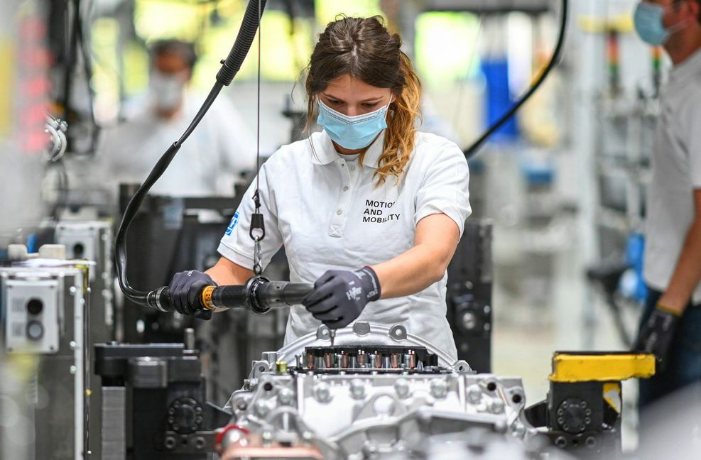 Eine Monteurin arbeitet beim Automobilzulieferer ZF am automatisierten Lkw-Getriebe Traxon – die Friedrichshafener stecken jährlich Milliarden Euro in Innovationen.