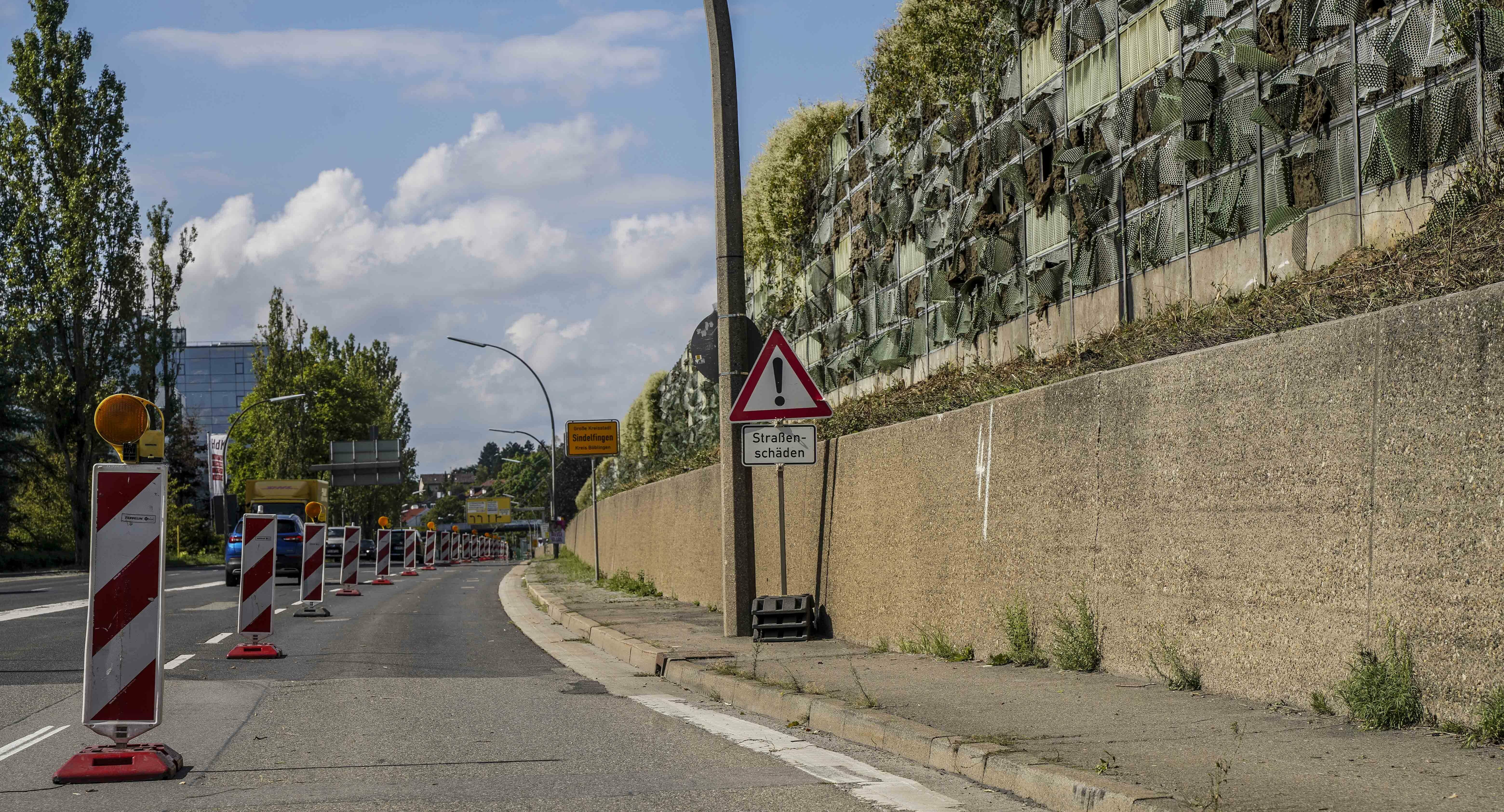 Entlang der Mahdentalstraße ist eine Spur gesperrt. Diese Verkehrsführung bleibt die nächsten Monate bestehen.       Bild: Dettenmeyer